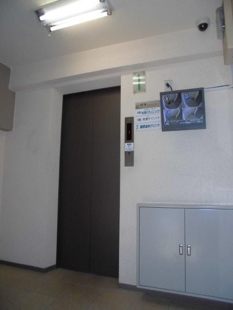 【エントランス】　1階共用部、エレベーター、防犯カメラ