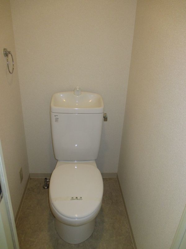 【トイレ】　トイレはもちろんバスルールとは別室です。