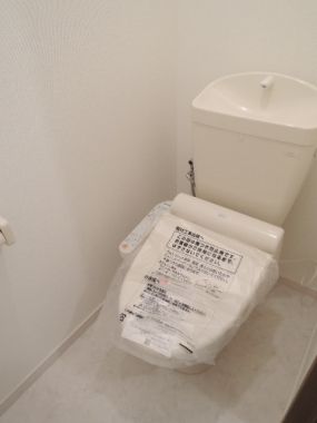 【トイレ】　温水洗浄便座付きです。（新品ではありません。）