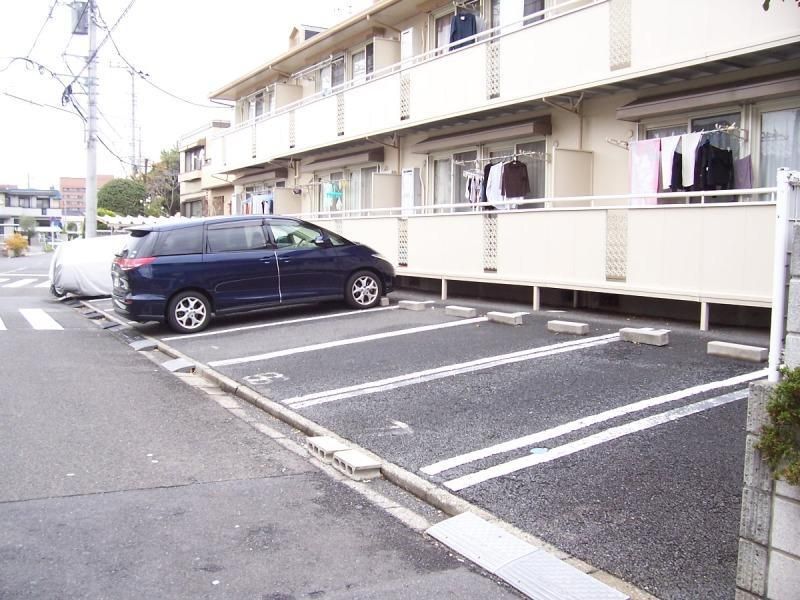 【駐車場】　バルコニ−側は敷地内駐車場です。