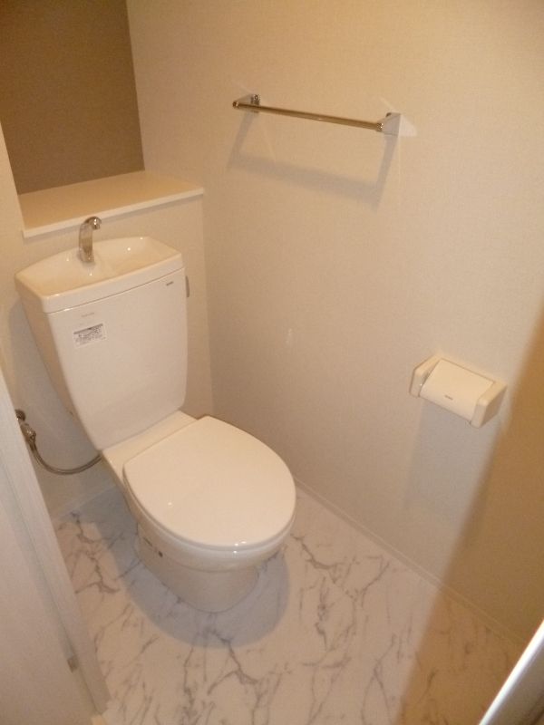 【トイレ】　収納スペースを確保したトイレです。コンセントあります。