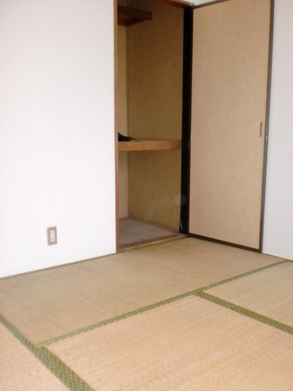 【寝室】　畳は入居前に表替え致します。