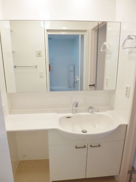 【洗面所】　大きな鏡が嬉しいシャンプードレッサー付き洗面台
