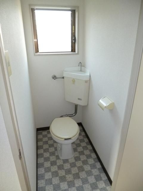 【トイレ】　人気のバストイレ別物件です。